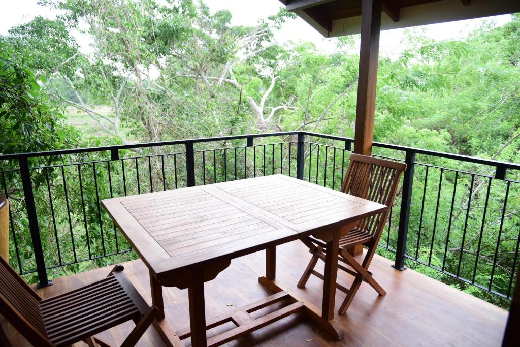 Balkón nebo terasa v ubytování Wilpattu Tree House