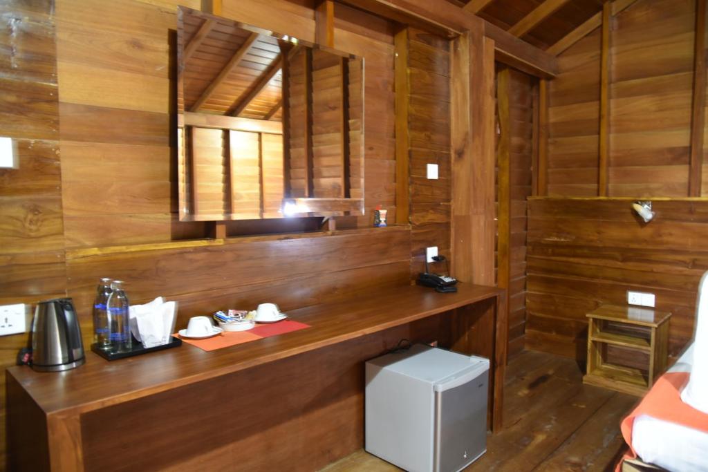 Příslušenství pro přípravu čaje a kávy v ubytování Wilpattu Tree House