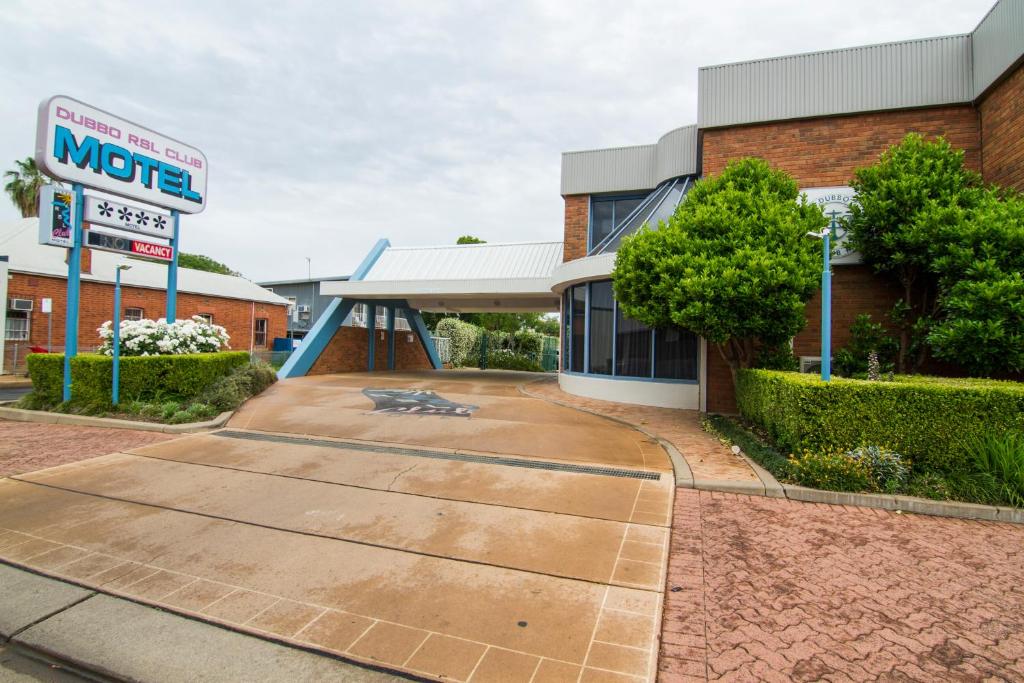 a building with a motel sign in front of it at Dubbo RSL Club Motel in Dubbo