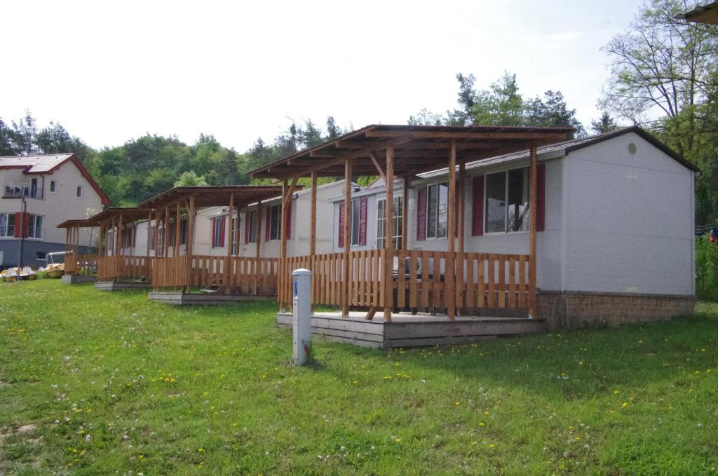 a row of cottages sitting in a field at Mobilheimy u prehrady in Horní Dunajovice