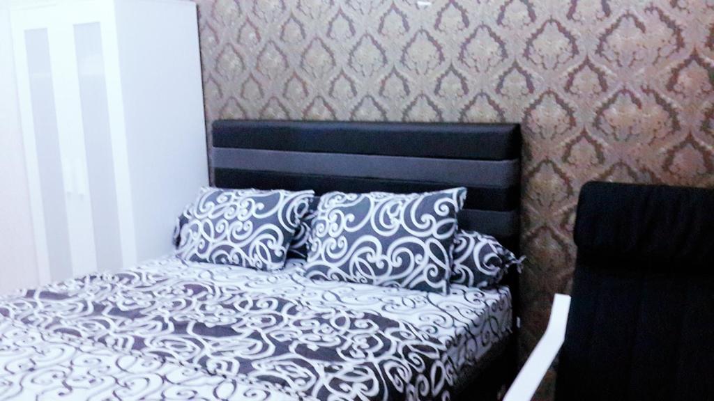 Tempat tidur dalam kamar di Netty Apartemen Puri Park View