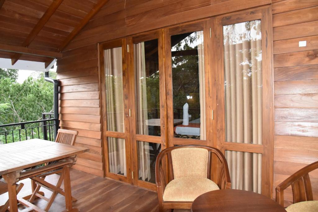 Balkón nebo terasa v ubytování Wilpattu Tree House