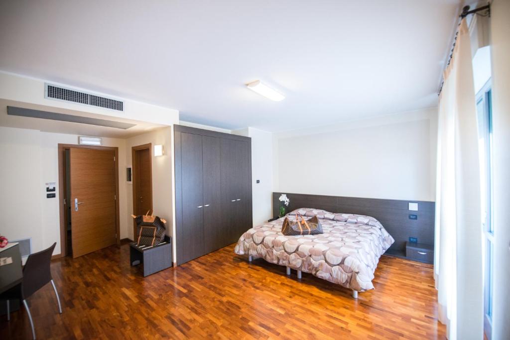 Postel nebo postele na pokoji v ubytování Draconerium Hotel