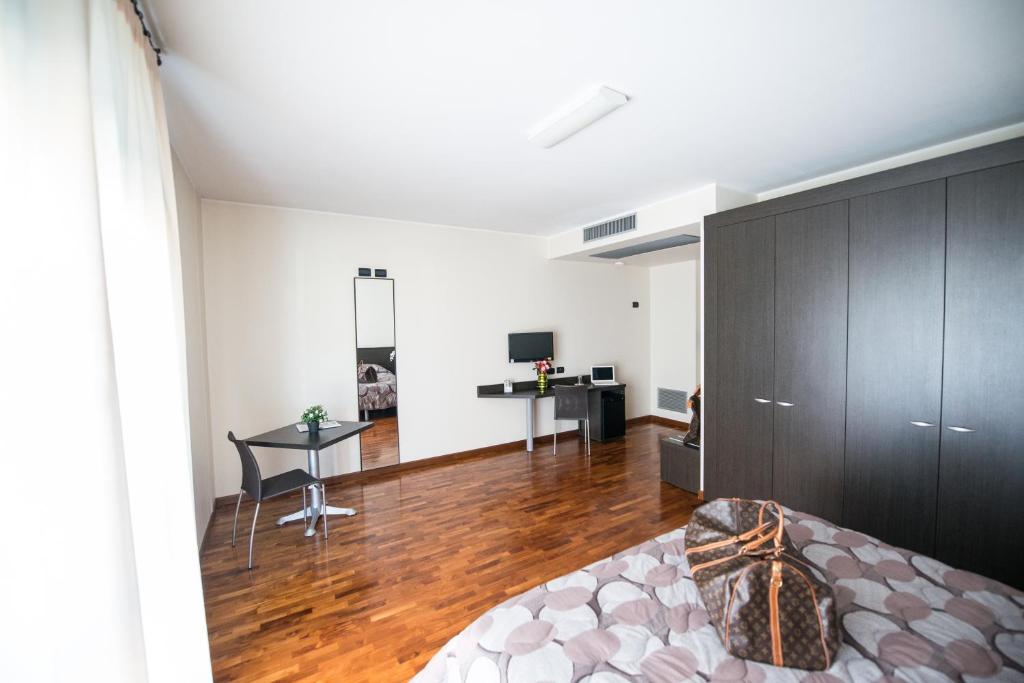 Postel nebo postele na pokoji v ubytování Draconerium Hotel