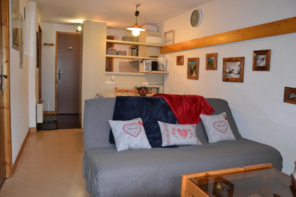 レ・ジェにあるPraz-du-Soleil F3のリビングルーム(枕付きのグレーのソファ付)