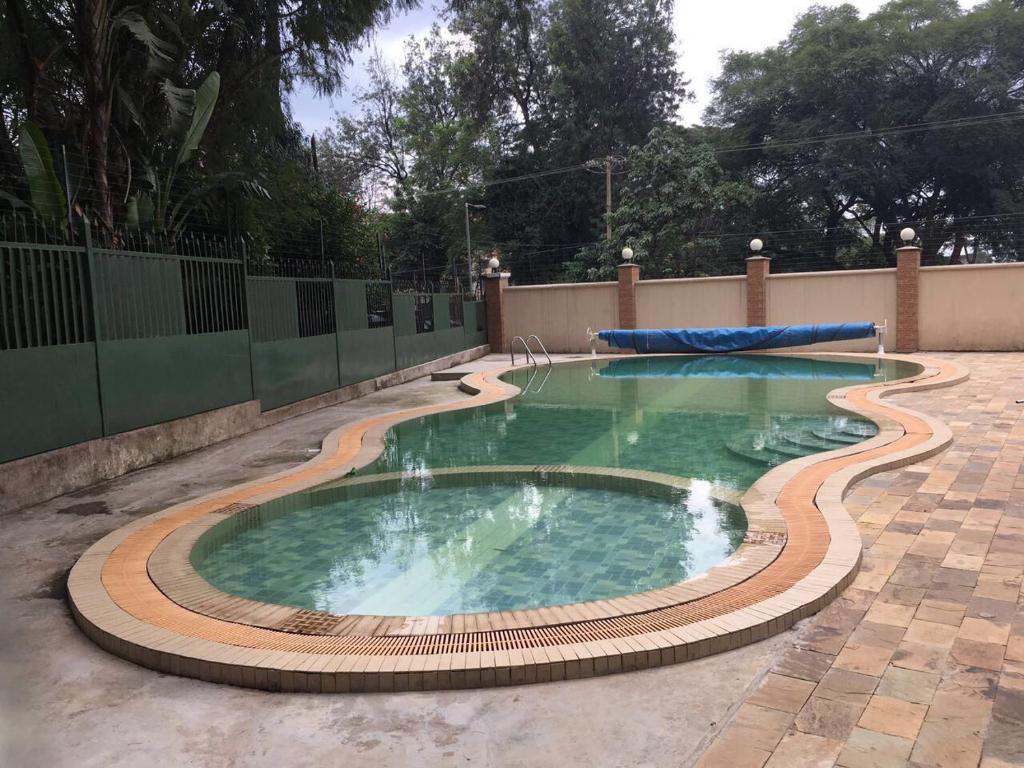 einen kleinen Pool auf einer Terrasse in der Unterkunft Casa ozone in Nairobi