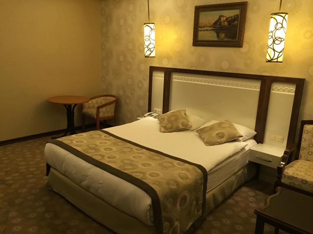 Säng eller sängar i ett rum på Cenas Otel - Cengiz ASLAN