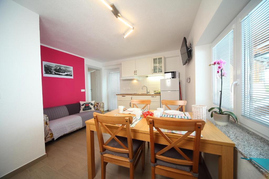 Kuchyň nebo kuchyňský kout v ubytování Apartments Planica