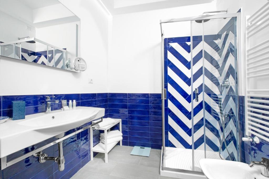 Koupelna v ubytování Sirocco Suites