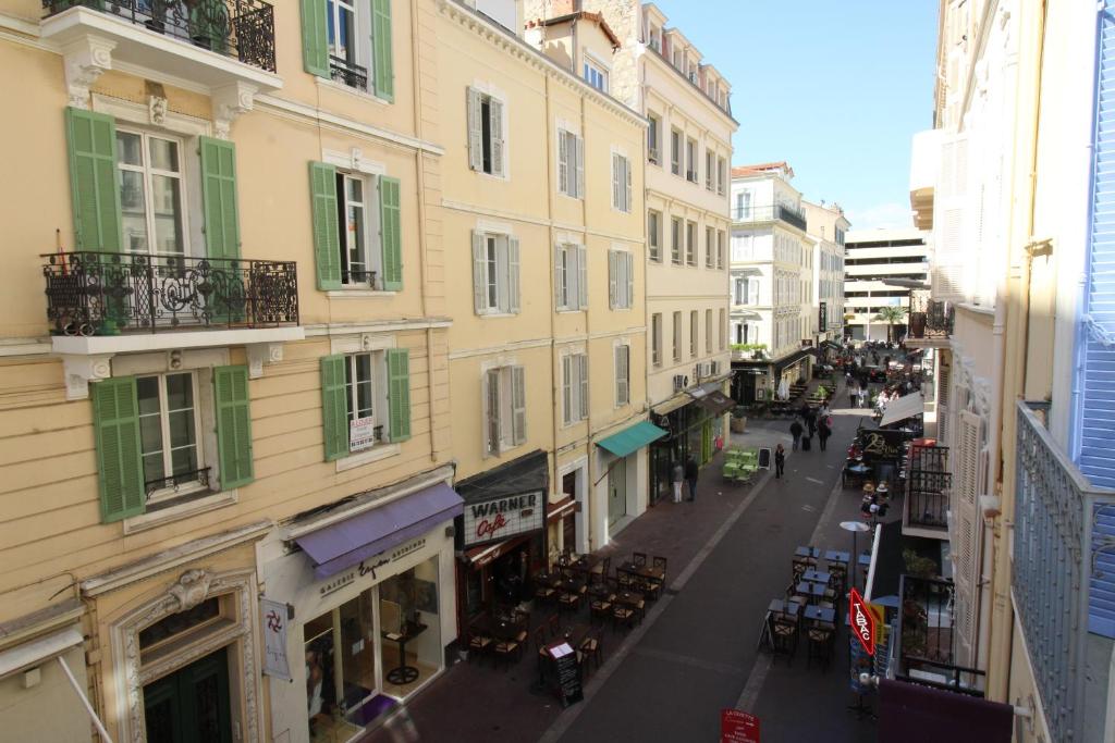 カンヌにあるAGENCIA appartement Rue d'Antibesの建物のある街並み