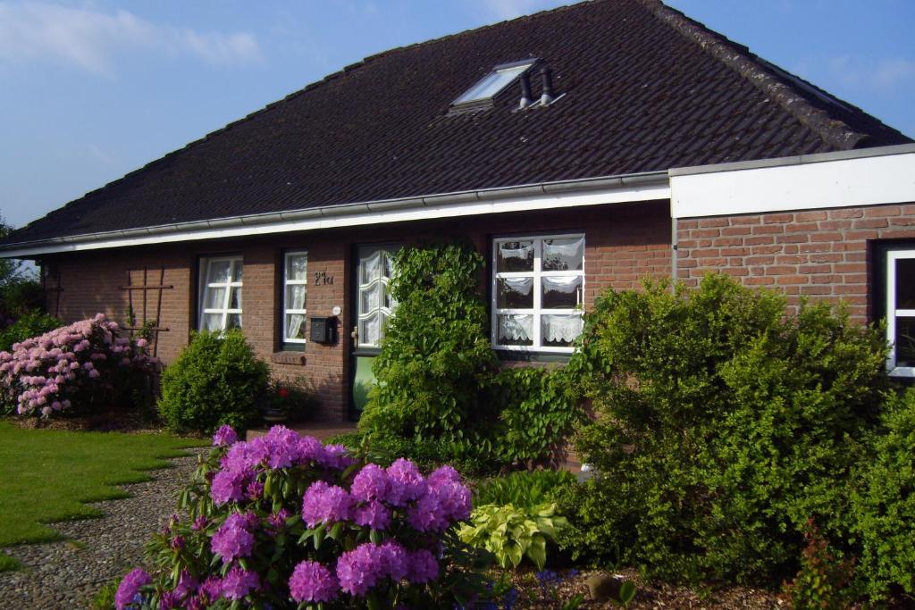 a house with purple flowers in front of it at Freesenkoog in Koldenbüttel