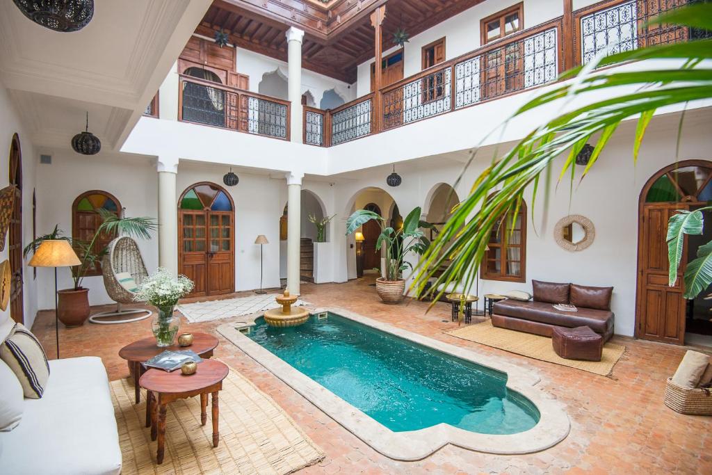einen Innenpool in einem Haus mit einer Decke in der Unterkunft Riad Adika & Spa in Marrakesch