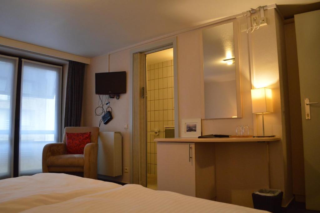 Postel nebo postele na pokoji v ubytování Hotel Honfleur