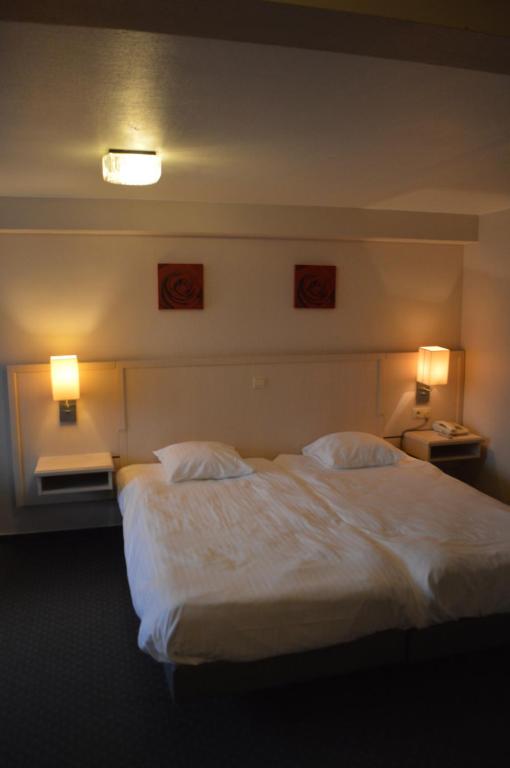 Postel nebo postele na pokoji v ubytování Hotel Honfleur