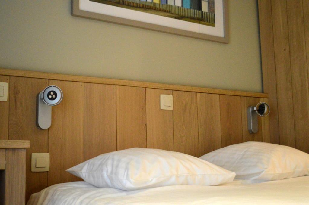 Postel nebo postele na pokoji v ubytování Hotel Honfleur