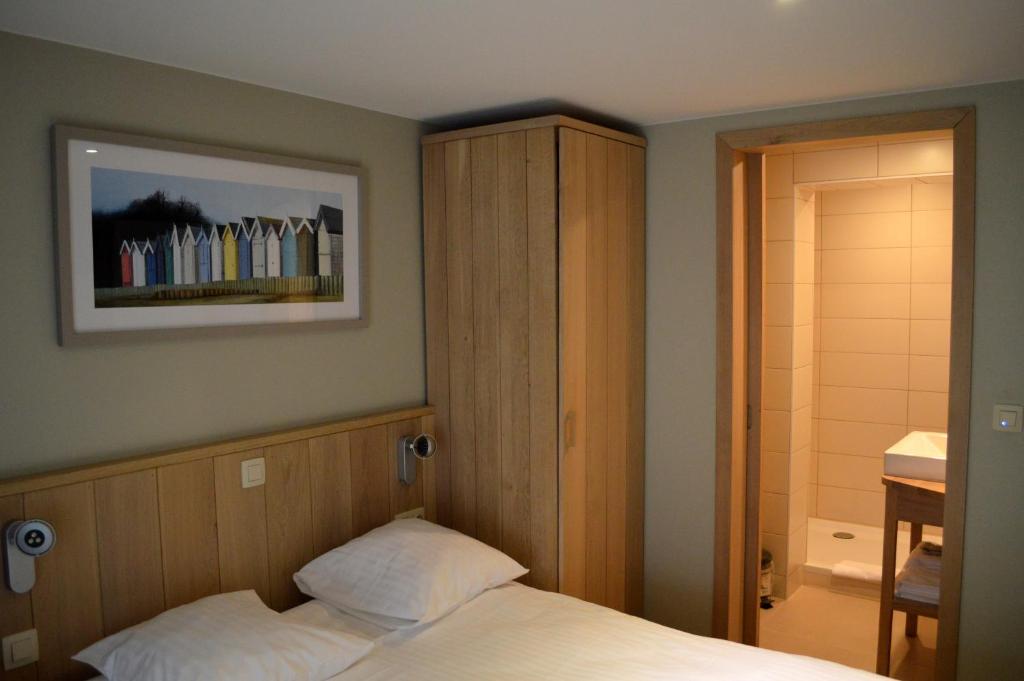 Postel nebo postele na pokoji v ubytování Hotel Honfleur