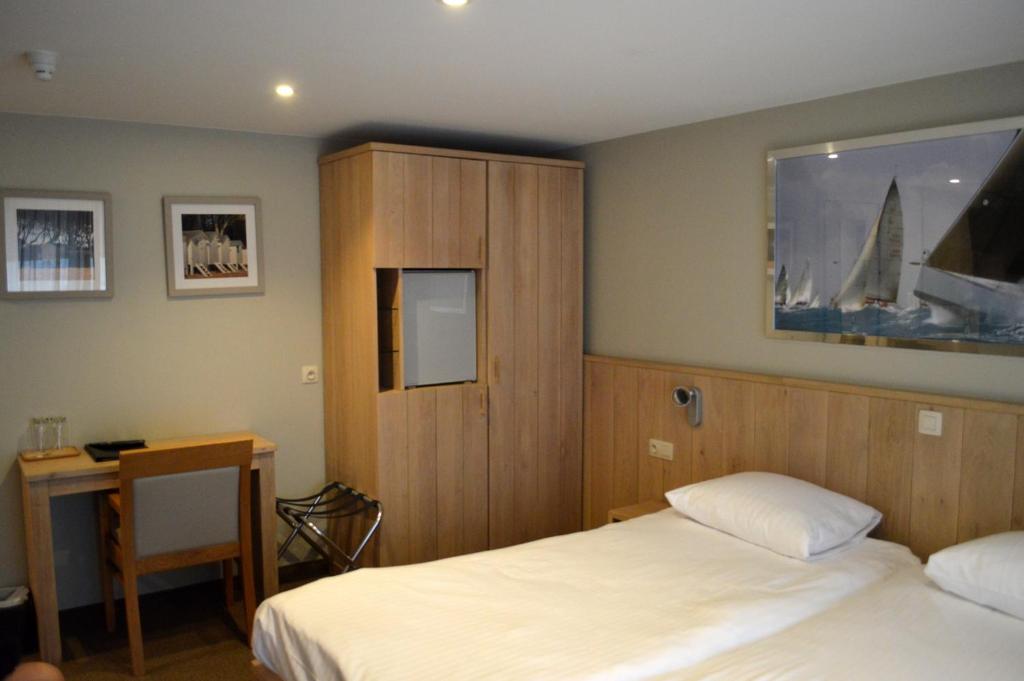 Postel nebo postele na pokoji v ubytování Hotel Honfleur