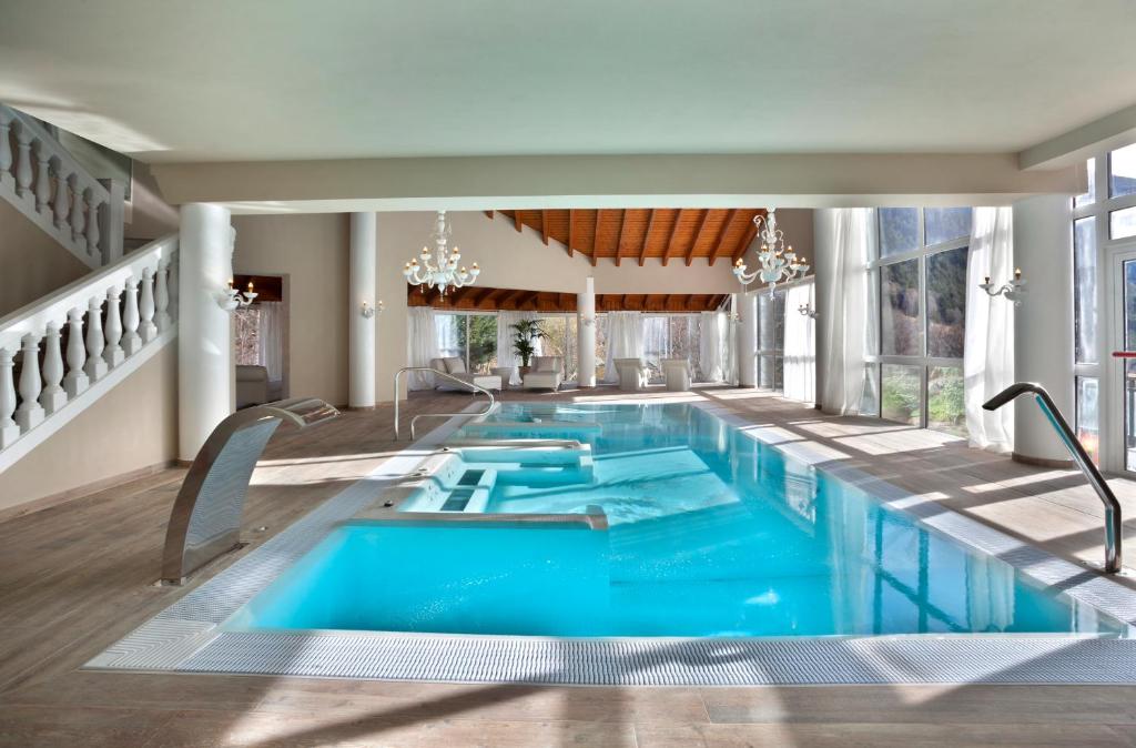 Bazén v ubytování Hotel & SPA Bringué nebo v jeho okolí