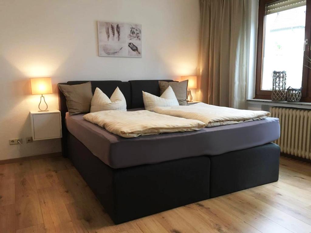 una cama con almohadas en una habitación en Best Apartments, en Bad Salzuflen