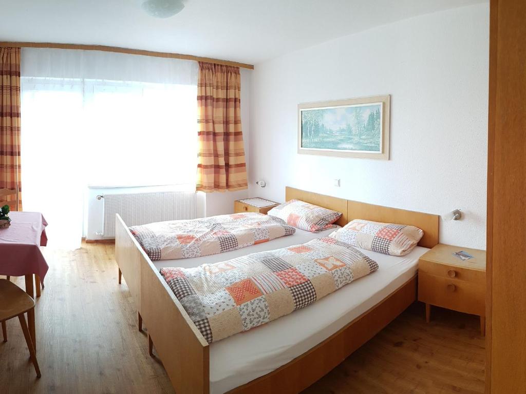 um quarto com uma cama com duas almofadas em Gasthaus zum Kreuz em Grafenhausen