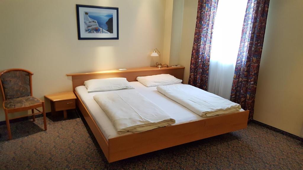 Postel nebo postele na pokoji v ubytování CenterCourt Hotel