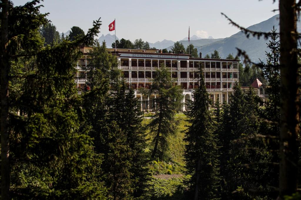 Nespecifikovaný výhled na hory nebo výhled na hory při pohledu z hotelu