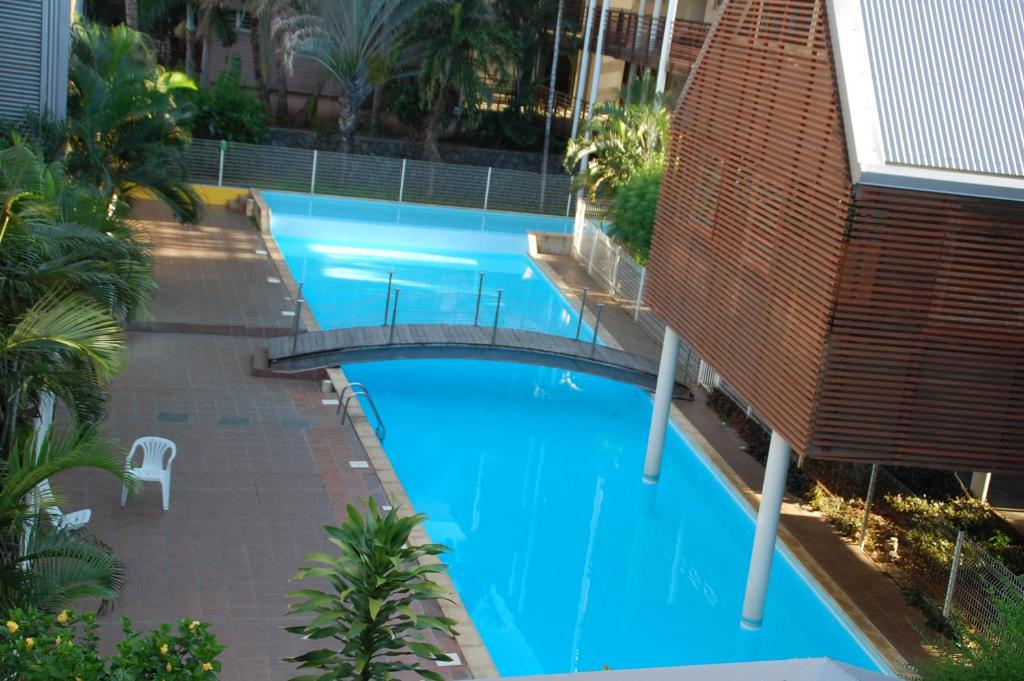 einen Blick über einen Pool mit einer Brücke in der Unterkunft Appartement Meublé de Tourisme in Saint-Pierre