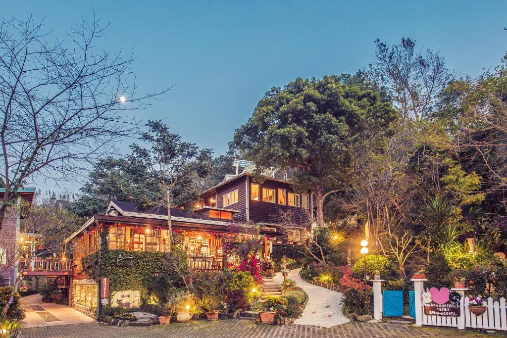 una casa grande en medio de una calle en olive-tree village, en Nanzhuang