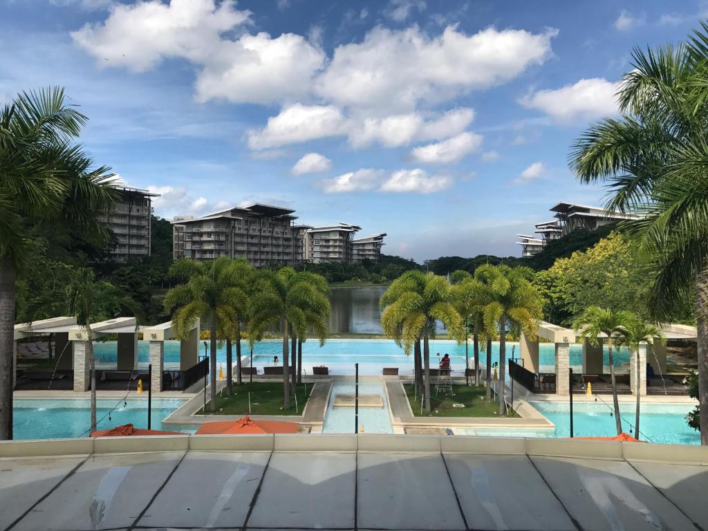 Bazén v ubytování Creys condo at Pico de Loro Cove nebo v jeho okolí