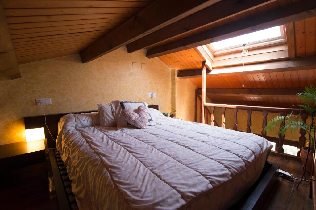カセレスにあるApartamento turístico La Juderíaの窓付きの客室の大型ベッド1台分です。