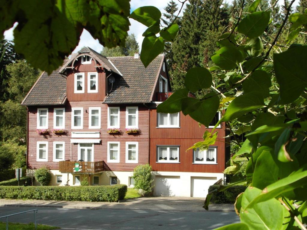 アルテンアウにあるHarzhaus-am-Brunnen-Ferienwohnung-1の黒屋根の大きな赤い家