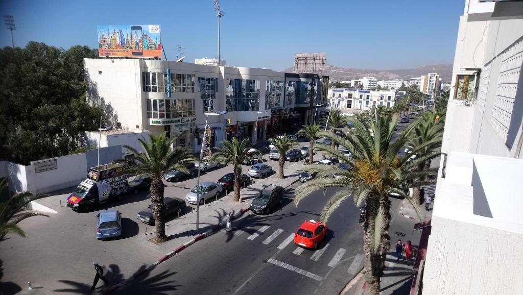 una vista aérea de un aparcamiento con palmeras en Résidence Assoulil MLP, en Agadir