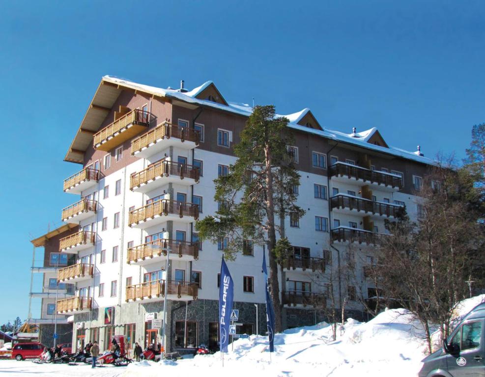 サーリセルカにあるホリデー クラブ サーリセルカ スーペリア アパートメントの雪の大きな建物