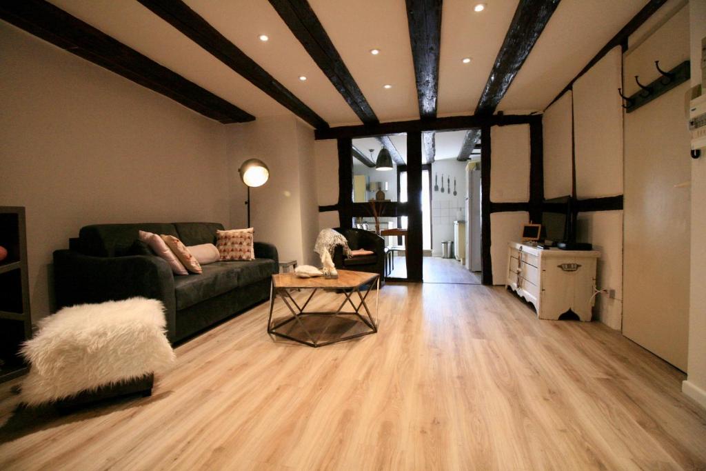 uma sala de estar com um sofá e uma mesa em Gîte Grand'Rue "Climatisé" em Colmar