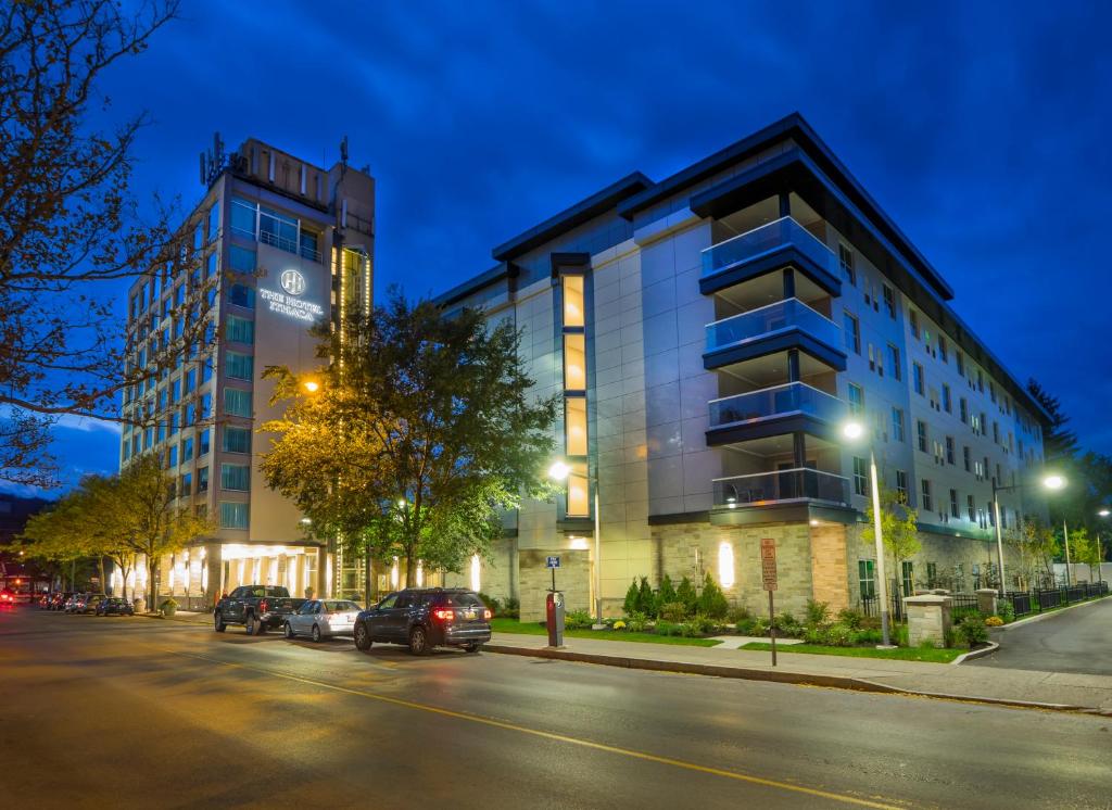 un edificio al lado de una calle por la noche en Hotel Ithaca, en Ithaca