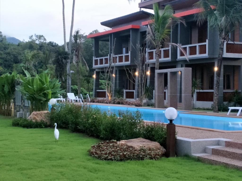 Bazén v ubytování Lanta Infinity Resort - SHA Extra Plus nebo v jeho okolí