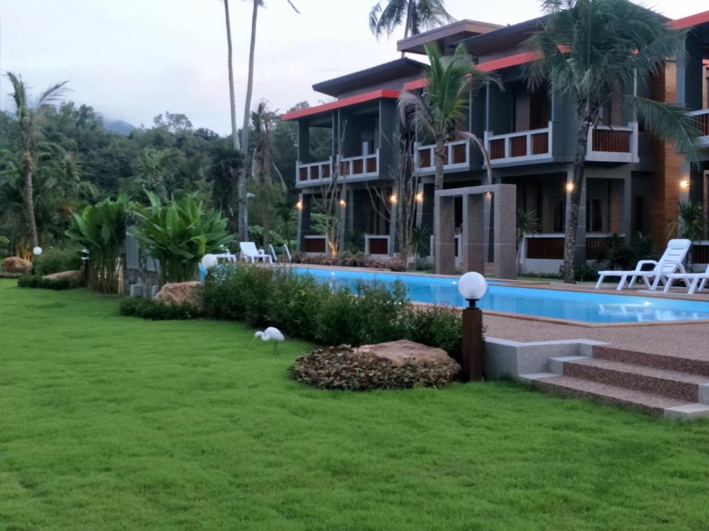 Bazén v ubytování Lanta Infinity Resort - SHA Extra Plus nebo v jeho okolí