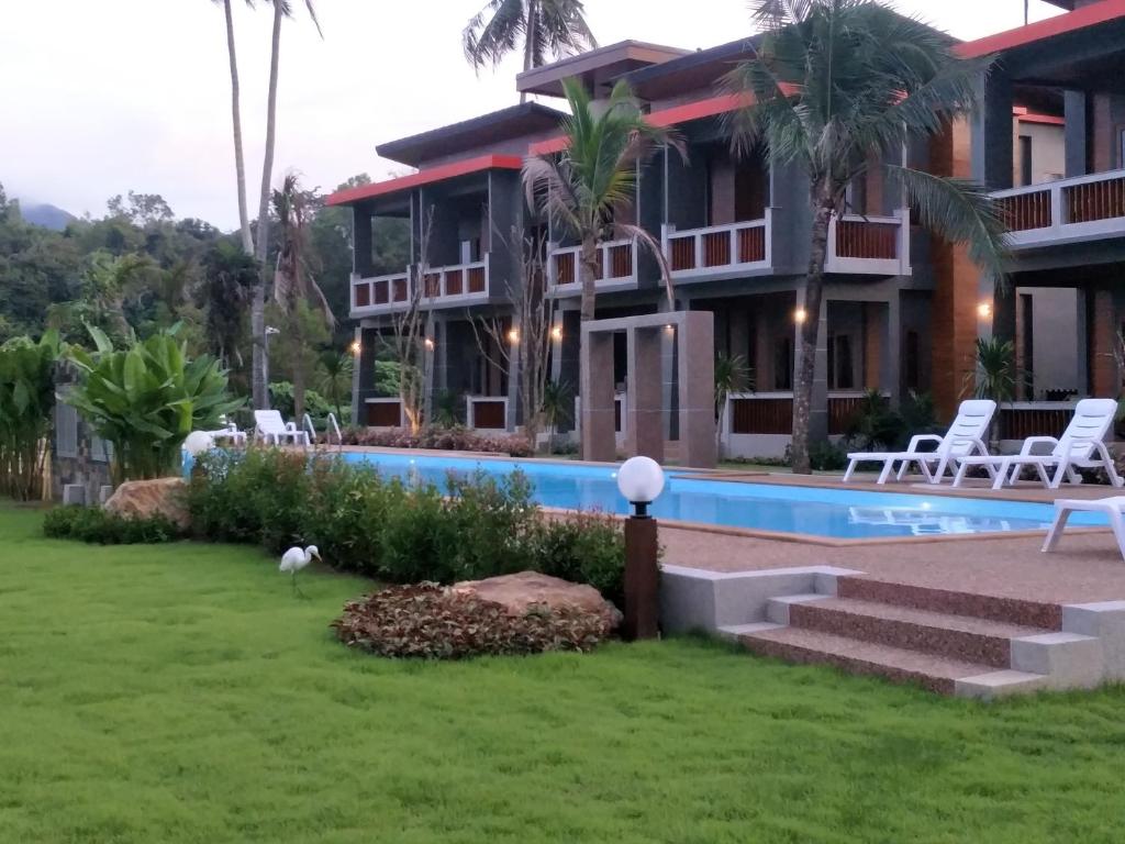 Bazén v ubytování Lanta Infinity Resort - SHA Extra Plus nebo v jeho okolí