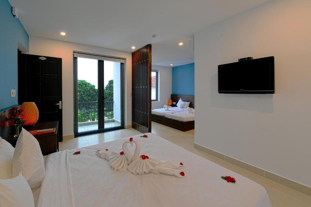 TV a/nebo společenská místnost v ubytování Hoi An Dream City Hotel