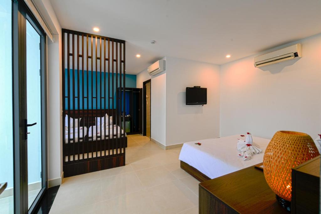 Postel nebo postele na pokoji v ubytování Hoi An Dream City Hotel