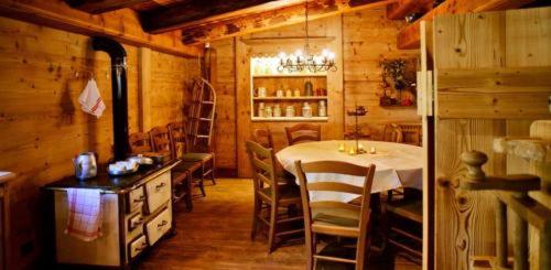 Kuchyň nebo kuchyňský kout v ubytování Chalet Hotel Le Collet
