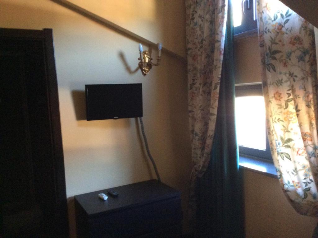 Telewizja i/lub zestaw kina domowego w obiekcie B&B MontAlbano