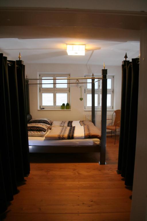 - une chambre avec des lits superposés dans l'établissement Altstadthaus Dinkelsbühl, à Dinkelsbühl