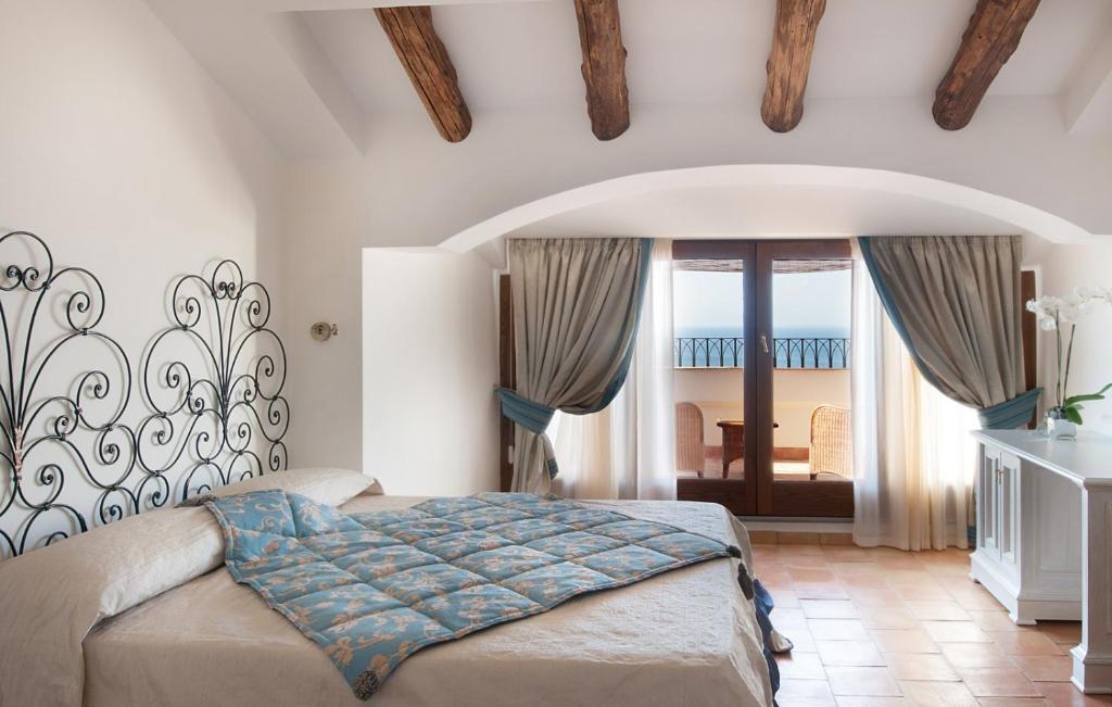 1 dormitorio con 1 cama y balcón en San Francesco Resort en Agropoli