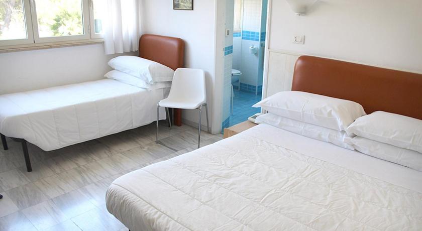 Postel nebo postele na pokoji v ubytování Albergo dei Pini