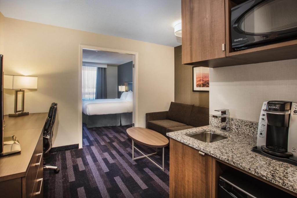 Kuchyň nebo kuchyňský kout v ubytování Holiday Inn & Suites Grande Prairie by IHG