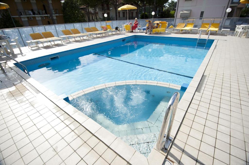 Bazén v ubytování Hotel Giunchi nebo v jeho okolí