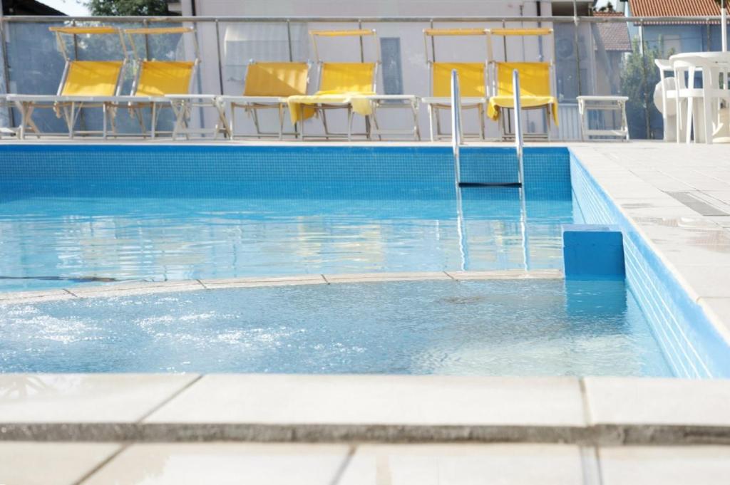 Bazén v ubytování Hotel Giunchi nebo v jeho okolí