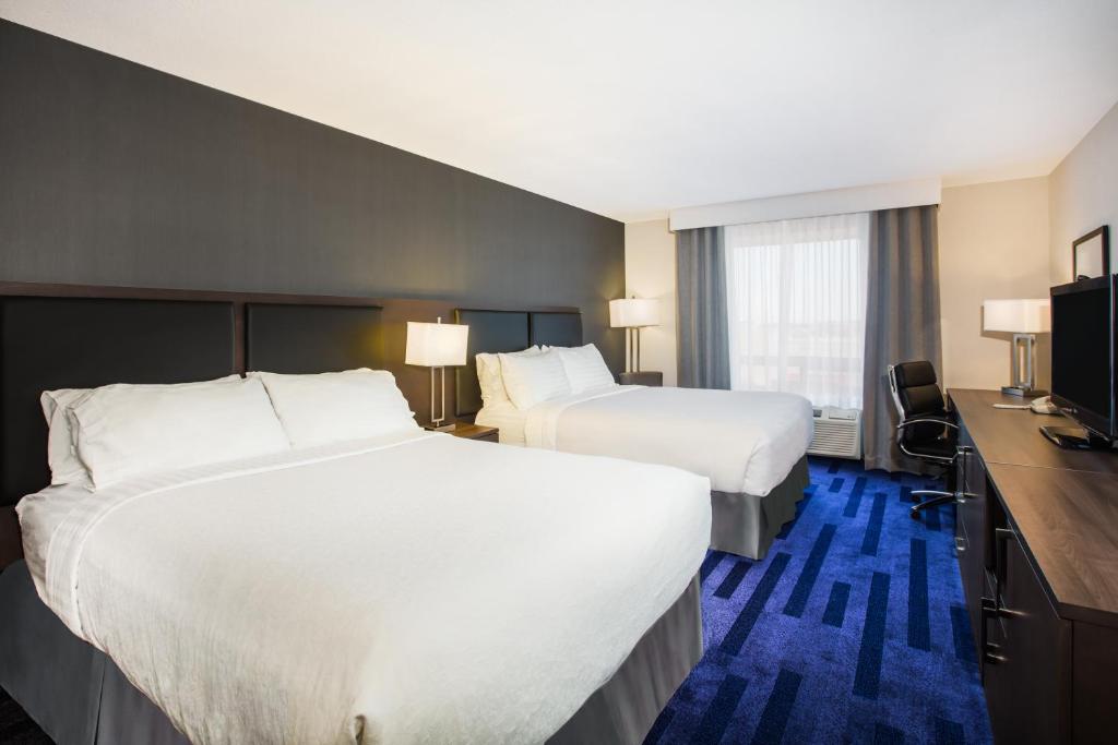 Postel nebo postele na pokoji v ubytování Holiday Inn & Suites Grande Prairie by IHG