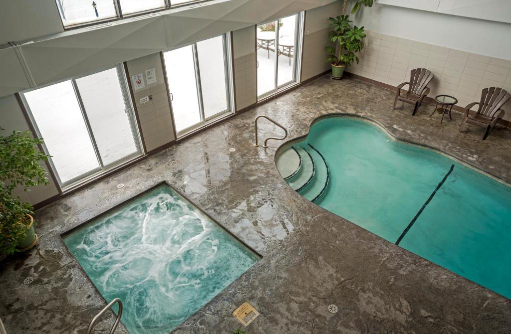 Bazén v ubytování Hotel Bromont nebo v jeho okolí